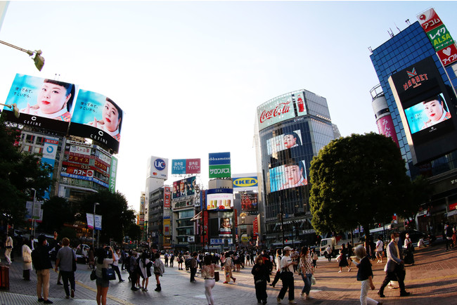 セフィーヌのアンバサダーに就任した渡辺直美さんが「渋谷スクランブル交差点」の屋外ビジョンに登場