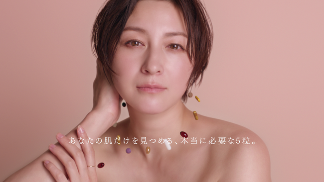デコルテあらわなスタイルで透明感たっぷりの素肌美を披露 広末涼子さん出演 新TVCM「FUJIMI 私の肌から目を離さないで」篇 6月14日公開
