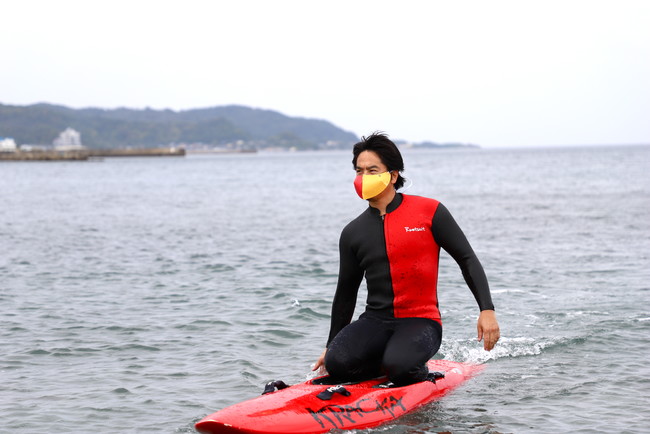 水辺での感染症対策、飯沼誠司氏と耐水マスクを共同開発。業界初のライフセーバーカラーも！
