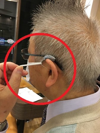 マスクと耳かけ型補聴器