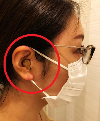 マスクと耳あな型補聴器