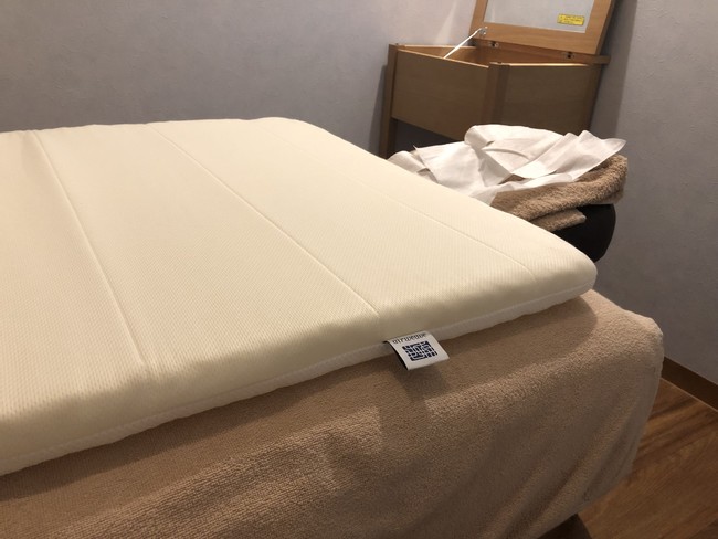 「ラフィネ×エアウィーヴ」コラボレーション店舗では、施術用ベッドにエアウィーヴのマットレスパッドを設置