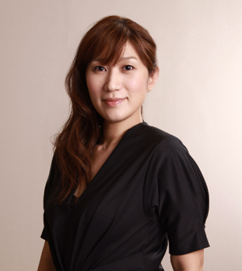 山田由理香                       花王株式会社ビューティリサーチ＆クリエーションセンター  シニアメイクアップアーティスト。 各種ブランドの美容技術開発とメイクアップを担当し、イベントでも活躍中。
