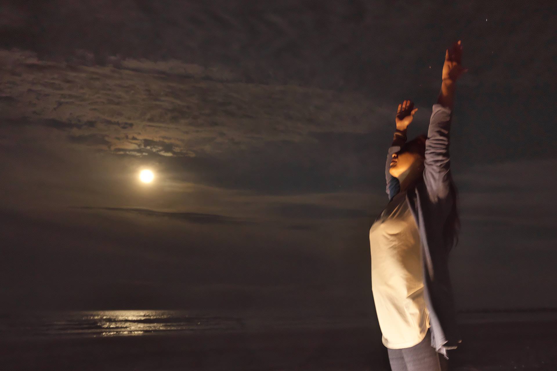 新月ビーチヨガと星空観賞で流れ星を見つけよう！
夏の夜の「ペルセウス座流星群×NEW MOON BEACH YOGA」を
8月12日に開催