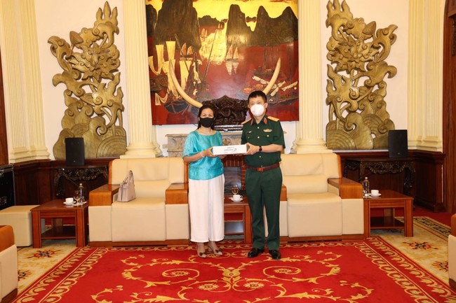 国防省対外局長 ヴー・チェン・タン中将(右)