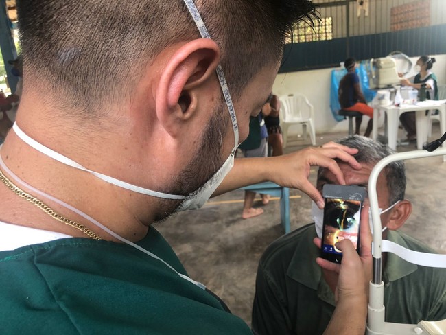 アマゾンのインディオ集落でSECを使って眼科疾患のクリーニングを行うAMDAFスタッフ