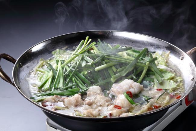 50年以上守り続ける鶏ガラと野菜で作った 特製のスープに菌バランスを整える 腸活成分「フローラコントローラISR」を配合した「博多鶏だし もつ鍋」