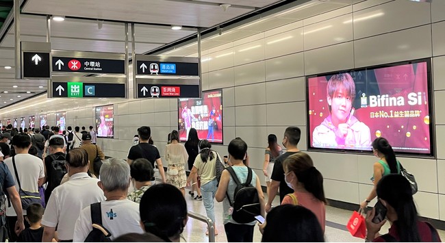 香港MTR 中環（Central）駅での広告掲出の様子