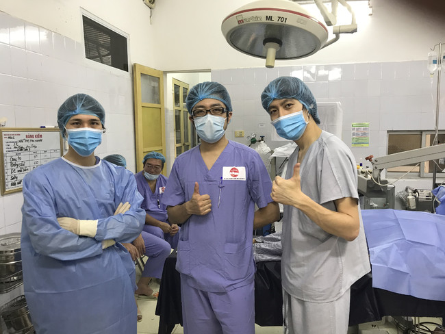 ベトナムの農村で眼科医療ボランティアを行うOUI Inc.創業者の眼科医3名 （左から明田、清水、矢津）