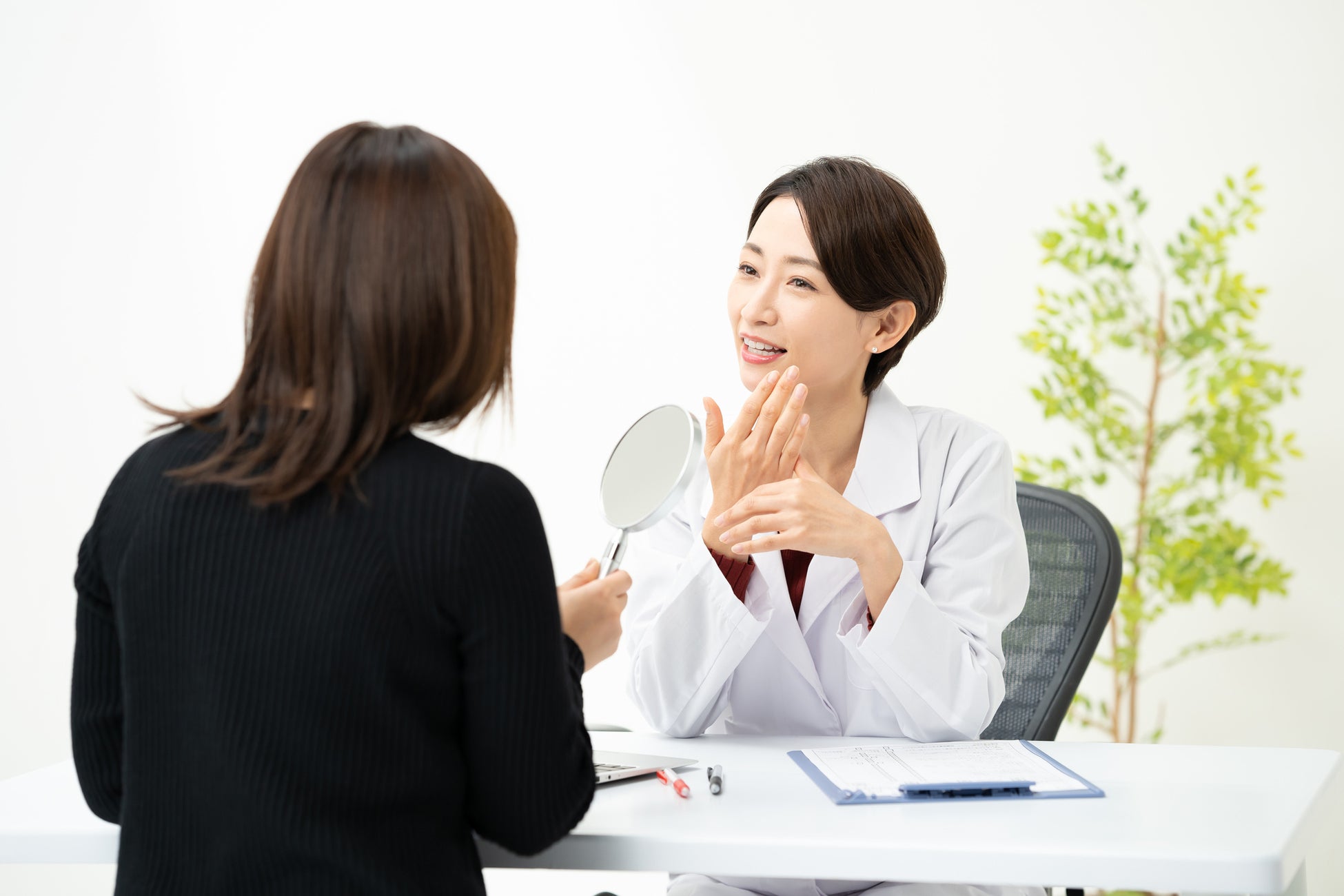 目を閉じ、呼吸を整えて音に集中することで瞑想による心と体のメンテナンス