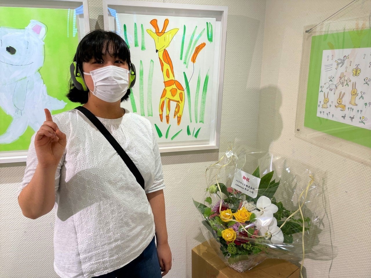 ハリウッドの商品配送箱のイラストを手掛けたアーティスト 花島愛弥さんの作品展が杏林大学医学部付属病院で開催中