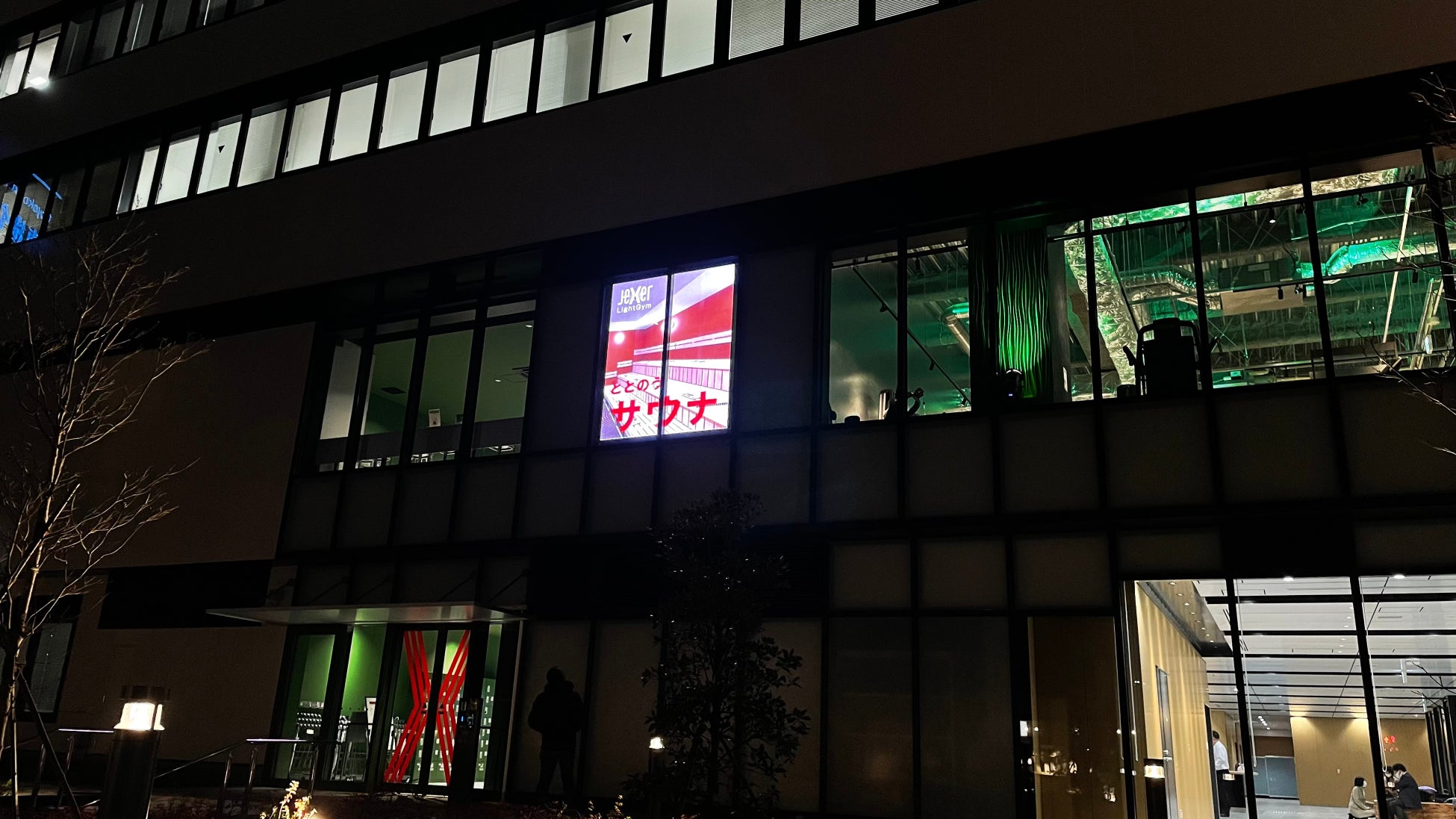 ジェクサー・ライトジム&スパ24仙台店の窓面にLEDビジョンを導入しました！