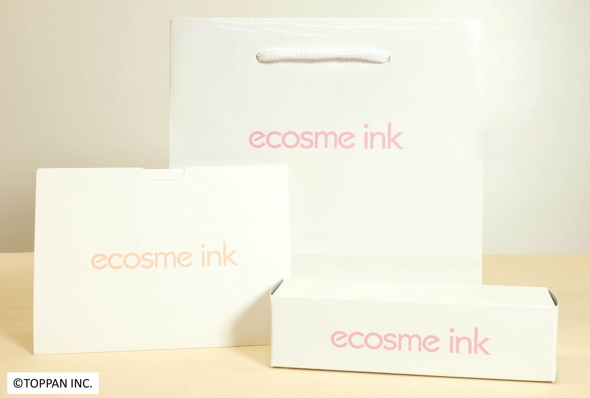 コーセー、ギフトボックスやショッパー等の包装資材に化粧品を再生した『ecosme ink®（エコスメインキ）』を活用　～当社で役目を終えたメイク製品を再利用し循環型アップサイクルを実現～