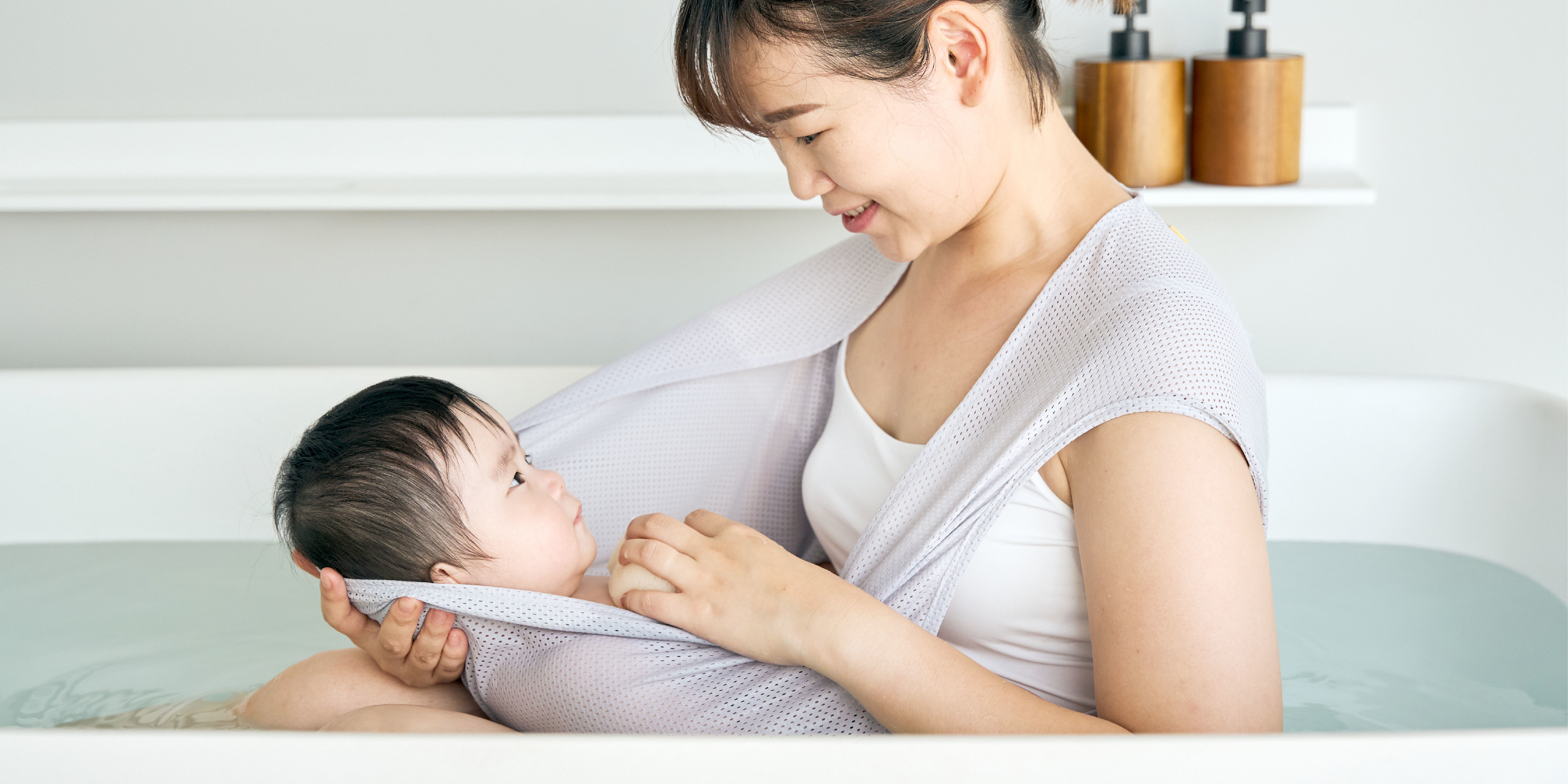 男女1,000人に聞いたメンズコスメ「メイクアップ」に関する調査／男性のメイクアップコスメ使用率は4％とまだ低い。年代の低い層ほど男性のメイク賛成派が多数となり、浸透の兆し