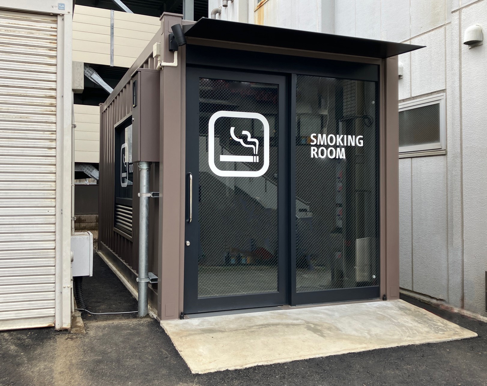 埼玉初！ランドピアの「バリアフリー喫煙コンテナ(R)」を採用した
「八潮駅前交番裏喫煙所」が2023年4月1日(土)にオープン