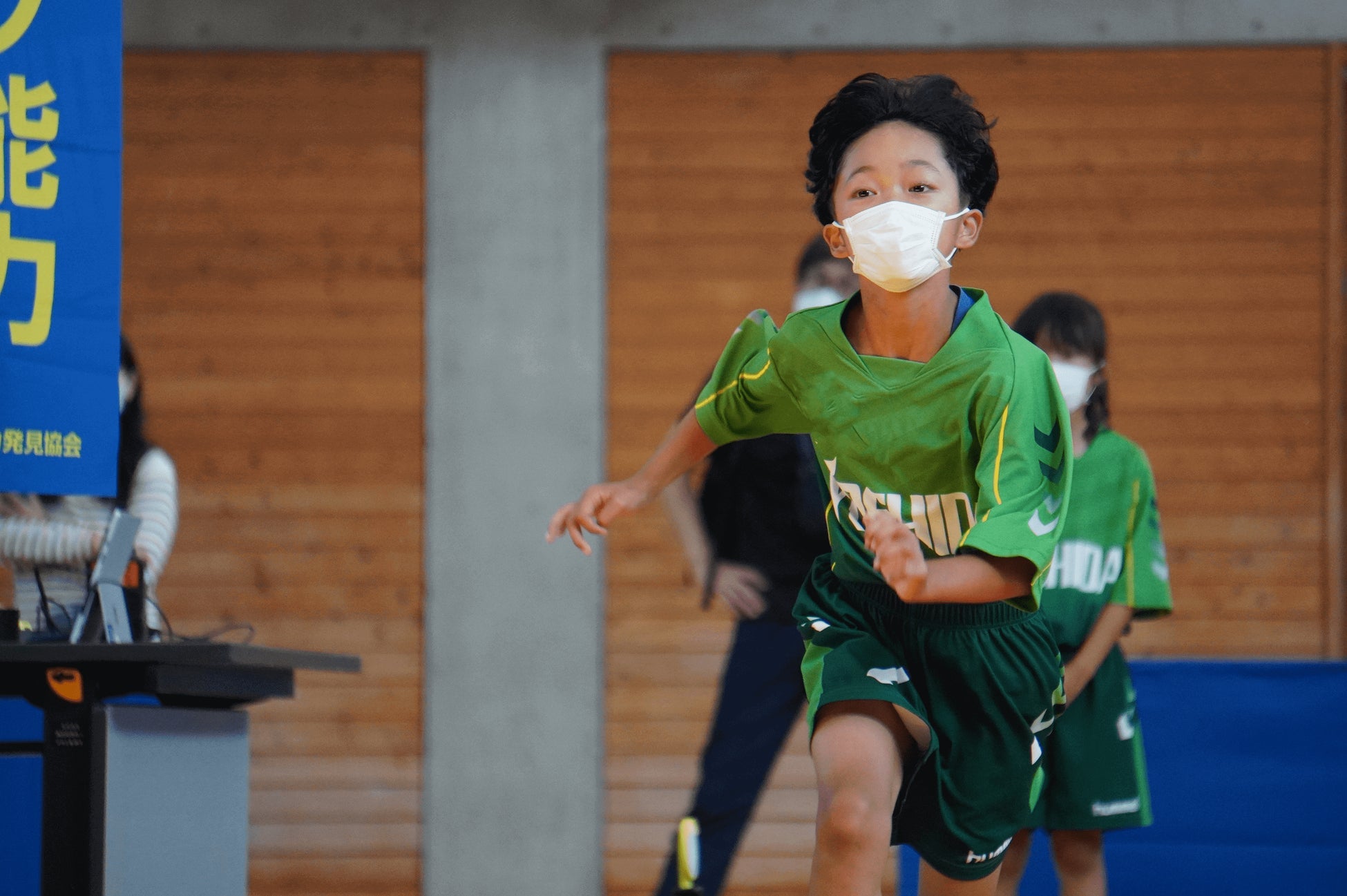 兵庫県立大学と共同開発！日常動作を筋トレに変える「体幹スクワットスパッツロング」で前太ももをきたえる！