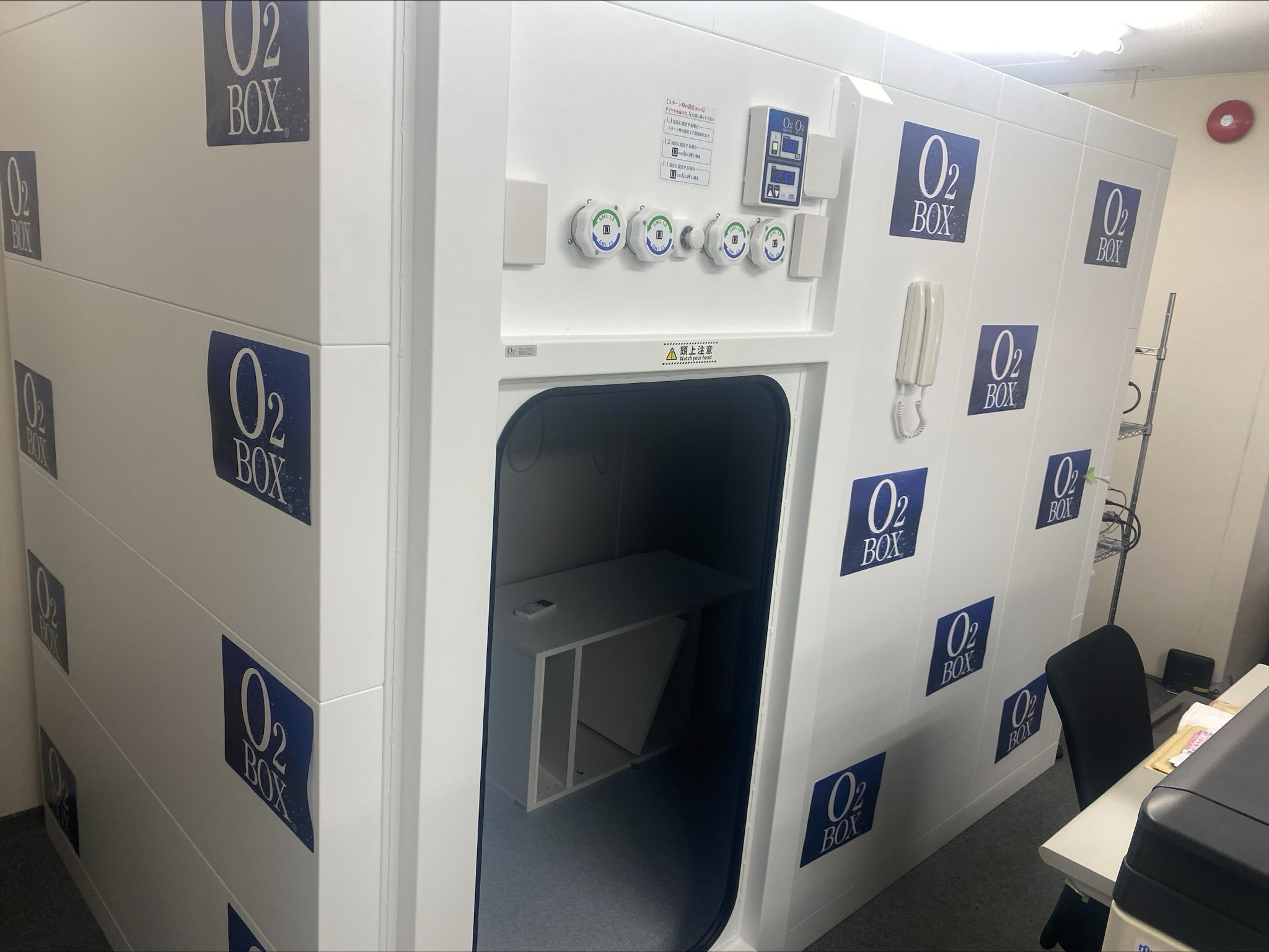 従業員と顧客様満足度向上のため
本社オフィスと東京営業所の2ヶ所に酸素カプセルを導入