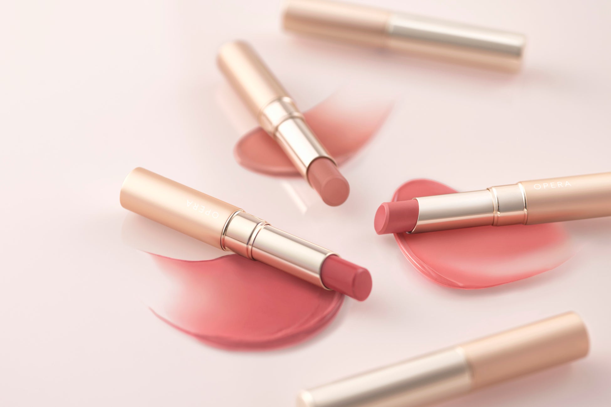 4月25日（木）、オペラから‛ リアル粘膜ピンク ’の春の新色・限定色を発売。唇と溶け合うように、ふわりと色づく‛ 透けマット質感 ’の「シアーマットリップスティック」。