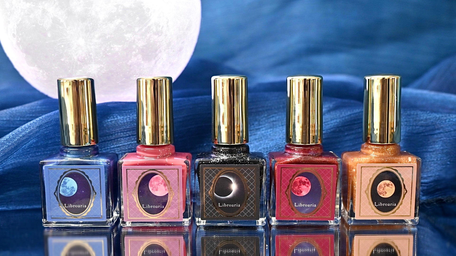 出版社生まれのコスメブランド「Libroaria」(リブロアリア)から、「月の輝き」にインスパイアされたネイルポリッシュ、Moon Collectionが登場。神秘的な輝きを放つ5種のカラー。