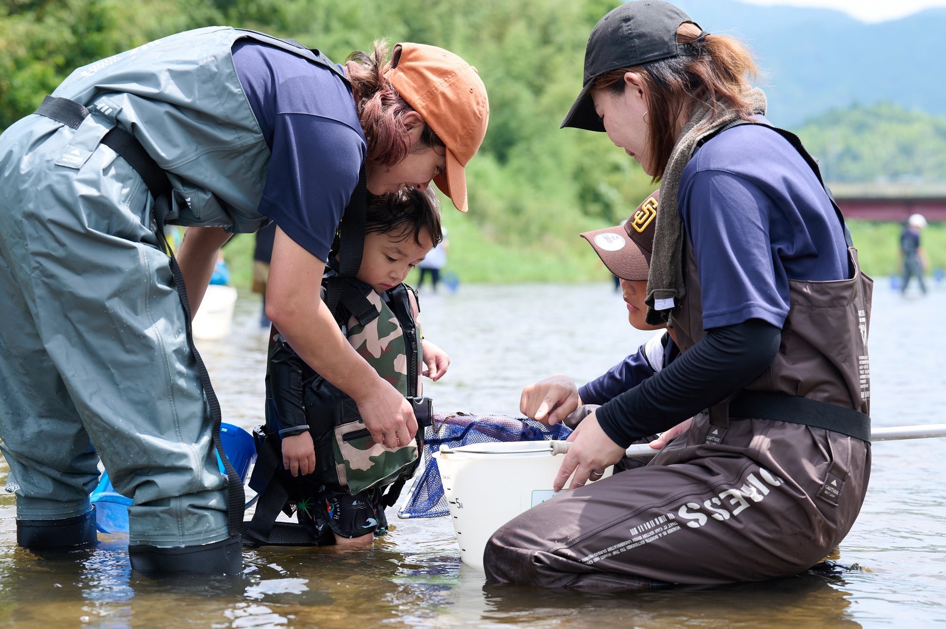 ミルボン×市民団体 魚と子どものネットワーク地域の子どもたちと川の環境保全を学ぶ体験学習「水質調査と水辺の自然観察会」第2回開催、67名が参加