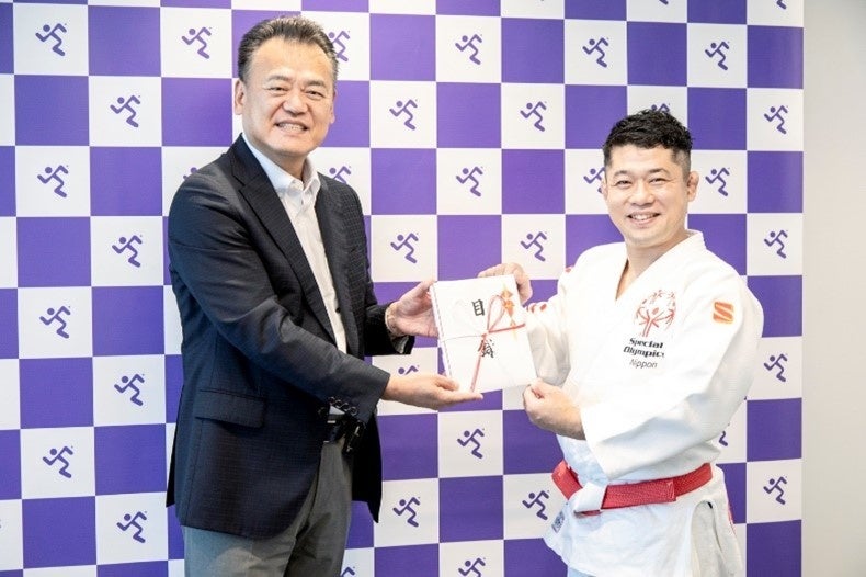 スペシャルオリンピックス日本（SON）への支援活動としてチャリティゴルフの寄付金贈呈式を、SON・平岡理事長をお招きし開催