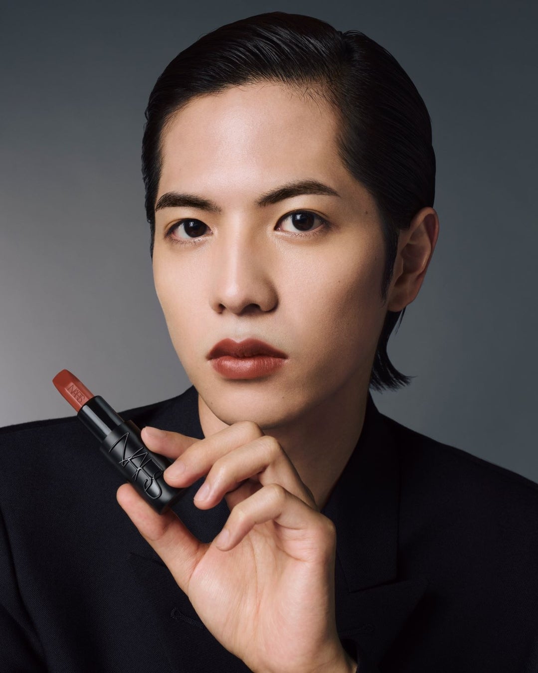 志尊淳さんがFriend of NARSに就任！NARS「エクスプリシット リップスティック」を纏い登場した記者会見のビハインドザシーン動画が本日公開