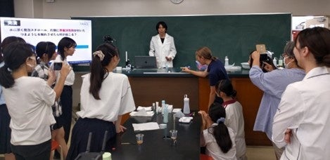 ファンケルが新たな取り組みとしてスキンケアの科学を学ぶ出張授業を開催