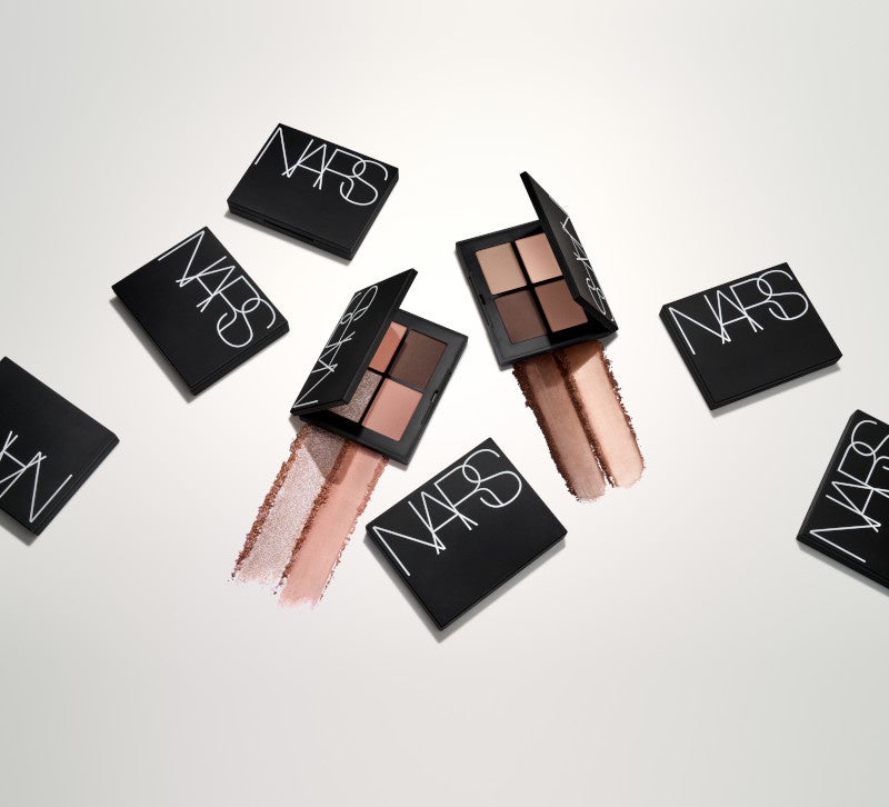 バターのようななめらかさで目元を彩り、無限のアーティストリーを発揮するアイパレット「NARS クワッドアイシャドー」の新色が本日発売