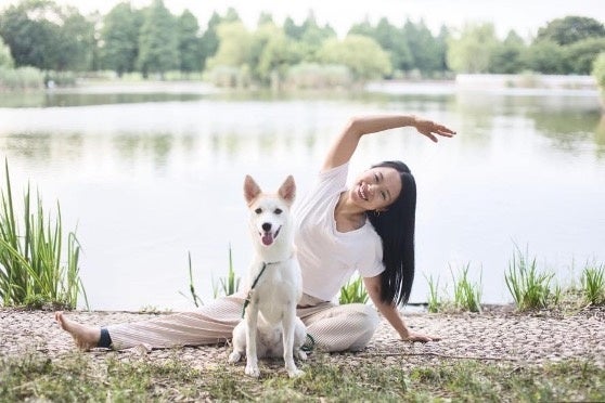 「IGNITE YOGA」が動物愛護週間に合わせて実施されたブルーボトルコーヒーのDog Weekにてヨガイベントをリード！