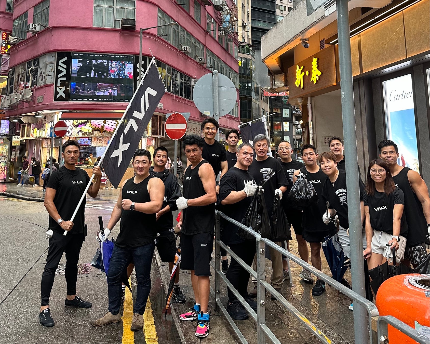 【第二弾】香港を代表する観光地・尖沙咀（チムサーチョイ）にて現地アスリートや在香港日本国総領事館が参加　世界二冠のトレーニング界のレジェンド山本義徳氏が参加した「ゴミ拾いマッチョ」を開催しました