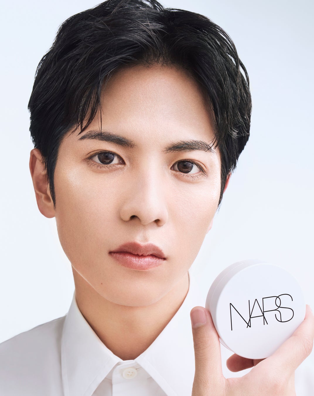 光のカバー力で透明感のある肌に導く「NARS ライトリフレクティング セラムクッションファンデーション」志尊淳の最新ビジュアルが解禁!