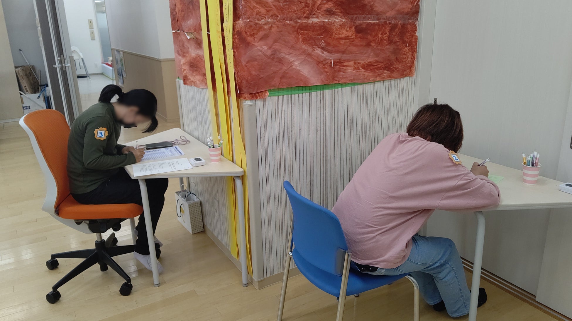 ピップ×神戸常盤大学等の教授らの研究によりパートナーに優しく触れてもらいながら話すことで子育て当事者のストレスを軽減できることが判明！