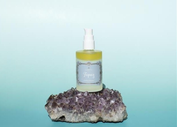 Golden Essence TOPAZ　CAMYU待望の化粧水が誕生。発酵の知恵と自然の恵みの二層で紡ぐ、贅沢なエッセンストナー。あふれる弾力とうるおいに満ちたお肌へ