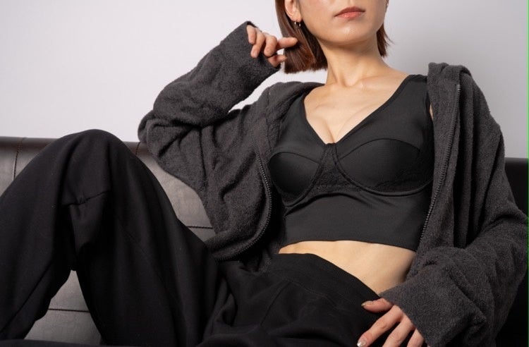 【バスト下垂と横流れの阻止に特化】医学博士のアドバイスで“冷えと快眠”に着目。体温調整・血流にも配慮した国産ナイトブラ「ラブラボ」誕生！