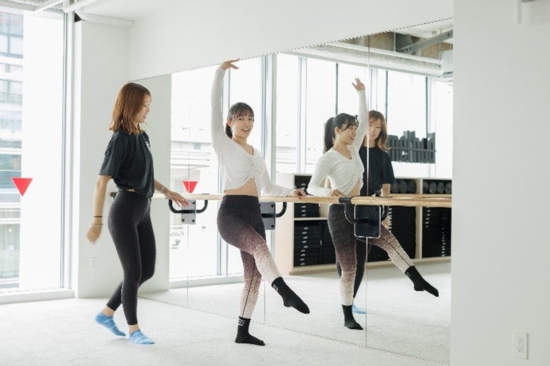 ヨガの柔軟性とピラティスの体幹強化が一つのトレーニングとなった 自分だけの美しさ鍛える、バー・トレーニング「The Bar Method（ザ・バーメソッド）二子玉川店」オープン