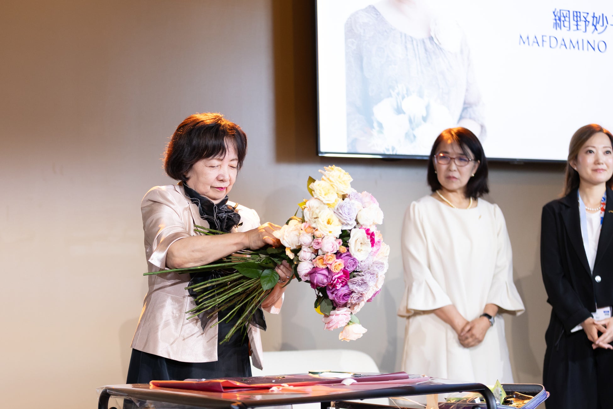 日本のフラワーアレンジメント x 長寿プロジェクトのニナファーム「100本のバラで100歳まで美しく生きる」