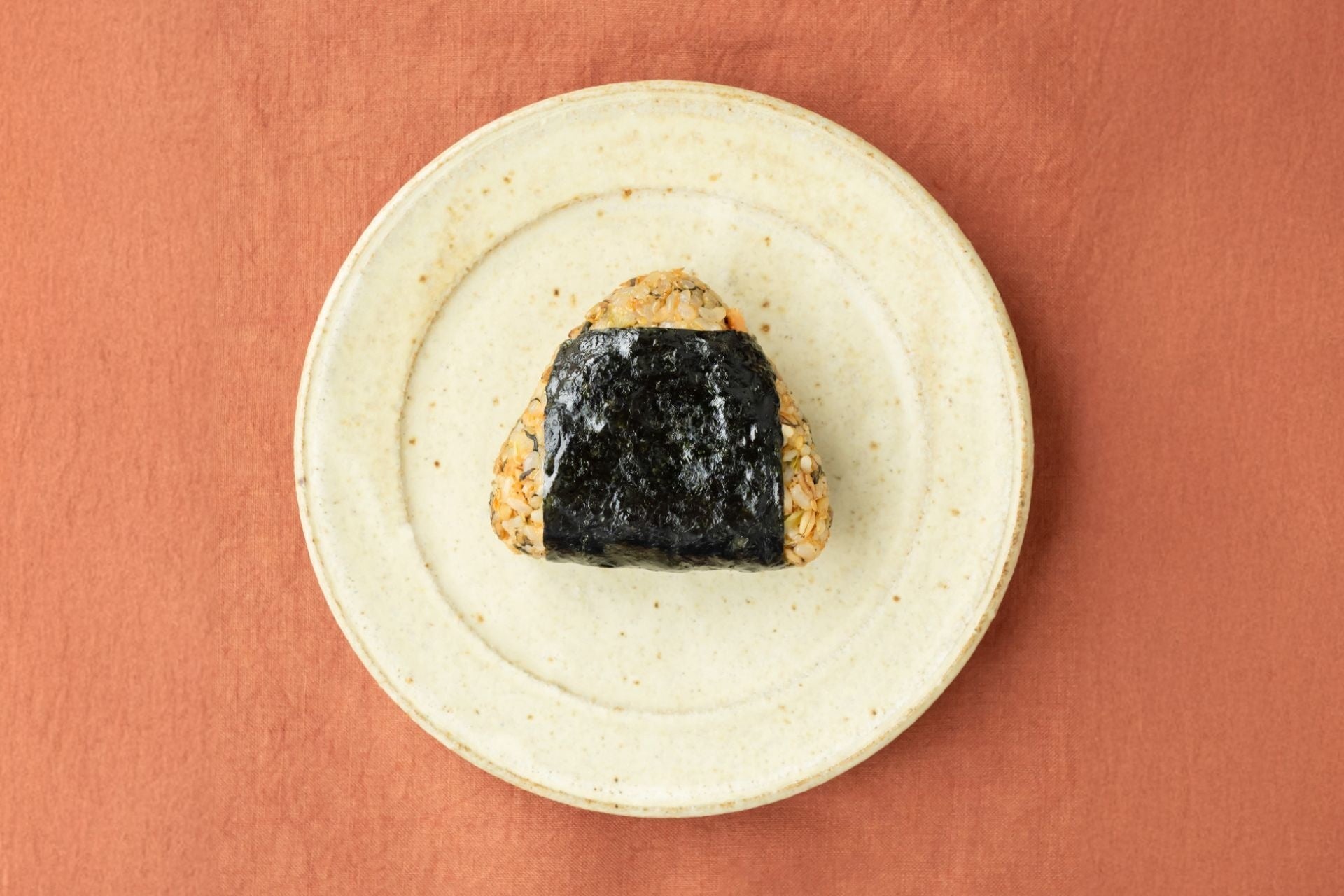 オルビス、完全食おにぎりブランド『COCOMOGU（ココモグ）』より新ラインナップ「塩麹で旨味引き立つ鮭ほぐしと野沢菜のおにぎり」2025年6月25日（水）専用オンラインストアで販売開始