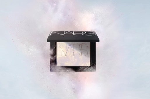 「ライトリフレクティング プリズマティックパウダー」に、透明感と上品な煌めきをプラスする新シェードが登場。数量限定で本日発売開始