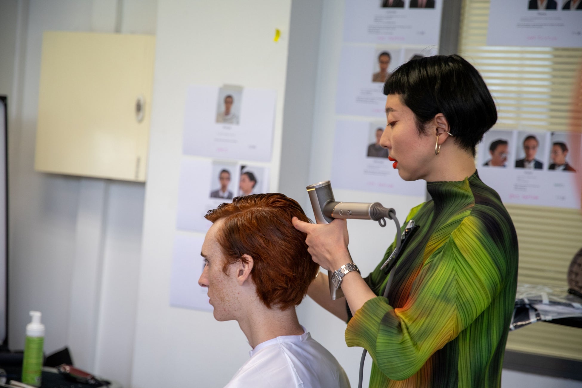 HED MAYNER 2026SSコレクション発表、バックステージでKey Hair Stylistとして活躍する森本 麻優氏にKINUJOが協賛