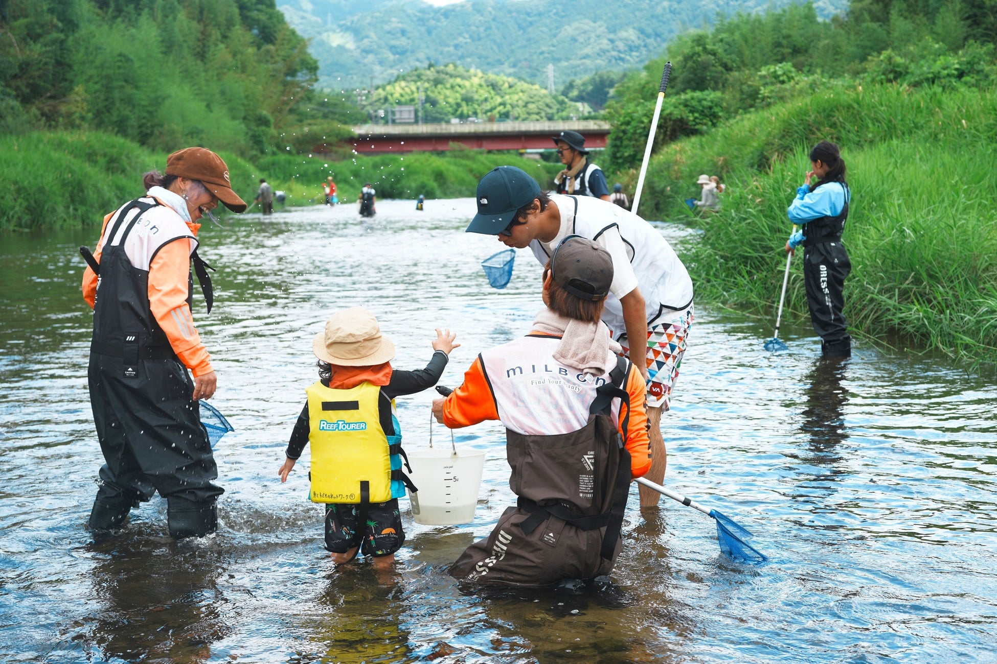 ミルボン×市民団体 魚と子どものネットワーク　地域の子どもたちと川の命に触れ合う体験学習 第3回「水質調査と水辺の自然観察会」に64名が参加