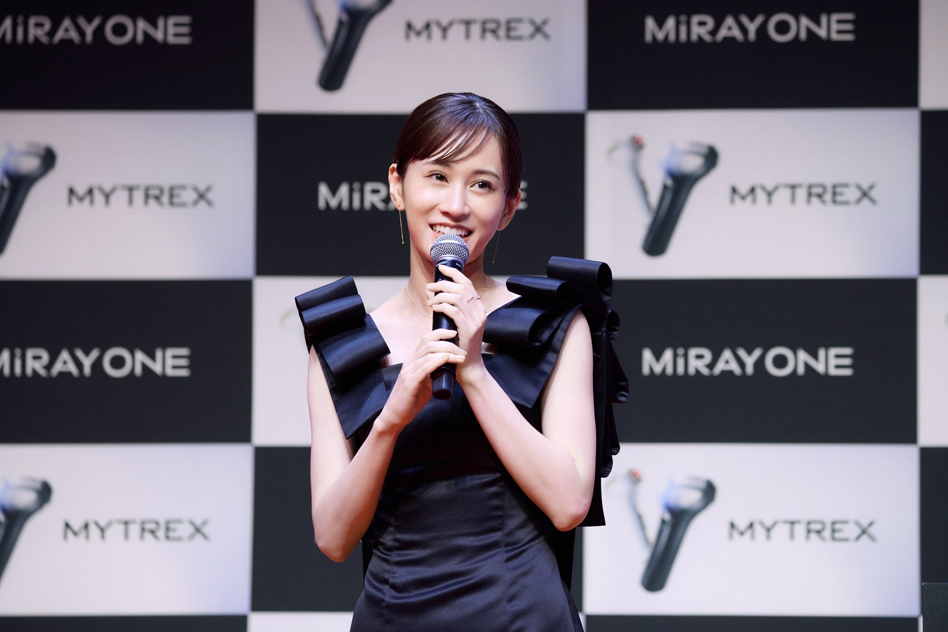 発表会にも愛用者として登壇した前田敦子が語る、“美容オタク”として選ぶ愛用美顔器「MiRAY ONE（ミライ ワン）」
