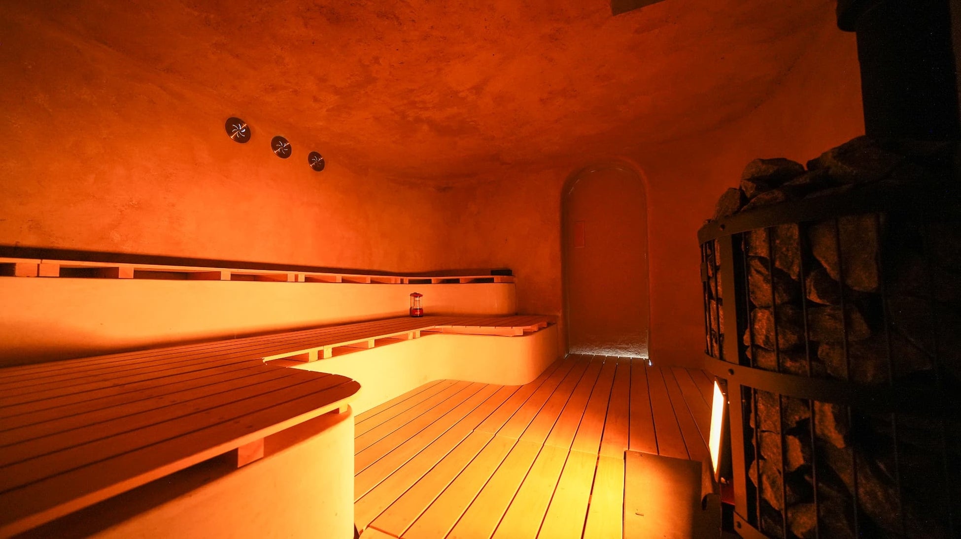 世界遺産沖ノ島を望む場所に、薪式メディテーション（瞑想）サウナ「SAUNA -MURO- 宗像大島」が2025年8月1日オープン