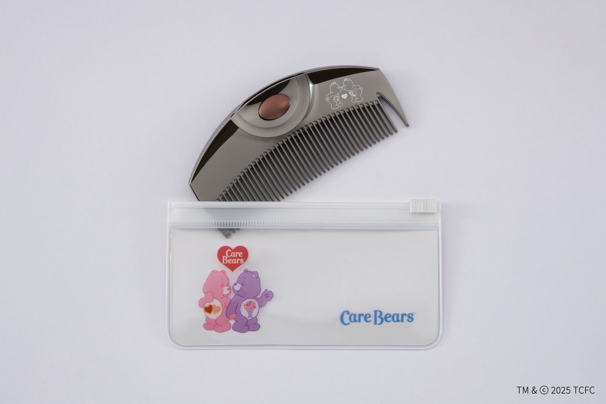 PLAZAにて、ケアベア™が描かれたLOVECHROME限定ヘアコームが登場。 8/29(金)より全国のPLAZA店舗及びPLAZAオンラインストアにて発売開始。