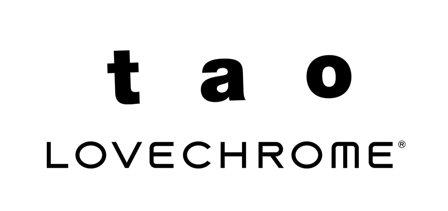 tao ×ラブクロムのコラボレーション製品が2025年3月27日(木)にお披露目。「BLACK×GOLD」のテーマで5型のネックレスパーツに。