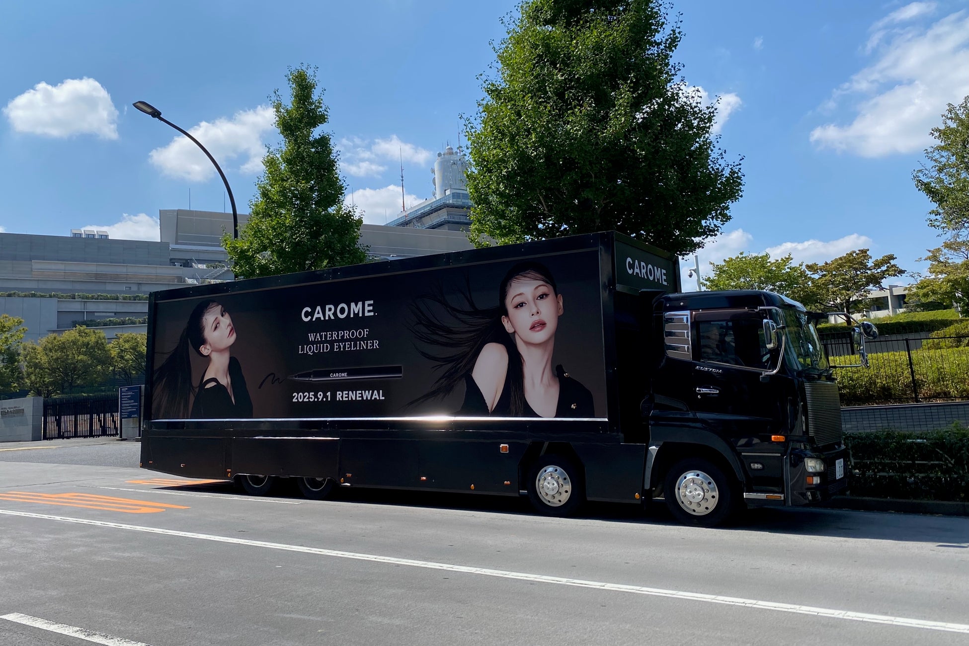 「CAROME.リキッドアイライナー」全国発売スタート!!ダレノガレ明美ラッピングバスが渋谷・表参道エリアに登場