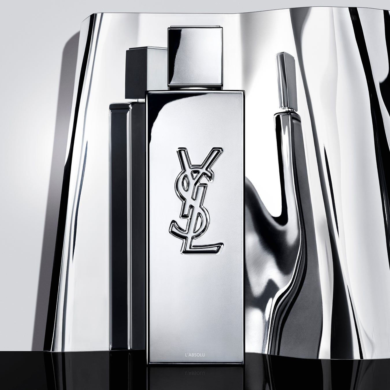 【YSL BEAUTY】自分らしさに酔いしれるウッディフローラルアロマティック、新作メンズフレグランス「MYSLF ラプソリュ」誕生。