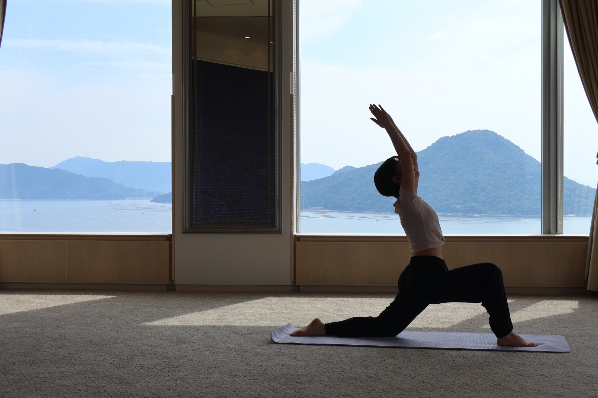【グランドプリンスホテル広島】「どこでもYOGA」とコラボレーションしたランチ付きヨガイベント「名月の10月、心身整うご褒美月ヨガ」を開催