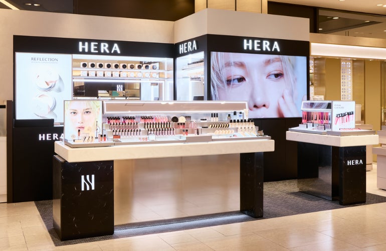 韓国・ソウル発のラグジュアリーメイクアップブランド「HERA（ヘラ）」日本初の百貨店常設店舗が阪急うめだ本店にグランドオープン。滝沢眞規子、ミチ、よしあき、鈴木えみ、井手上漠ら豪華ゲストが来訪。