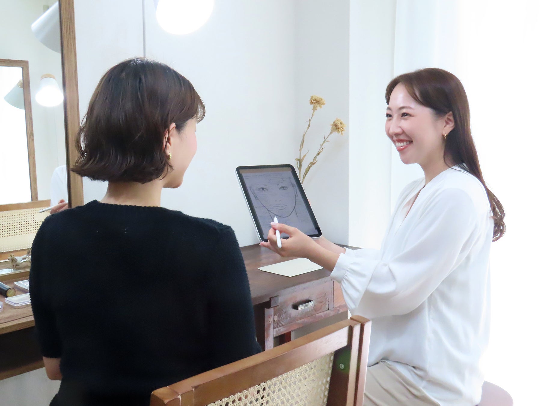 ヴァレンティノ ビューティより一日中*1崩れにくい濃密ブラックのアイライナー「Vライナー」登場