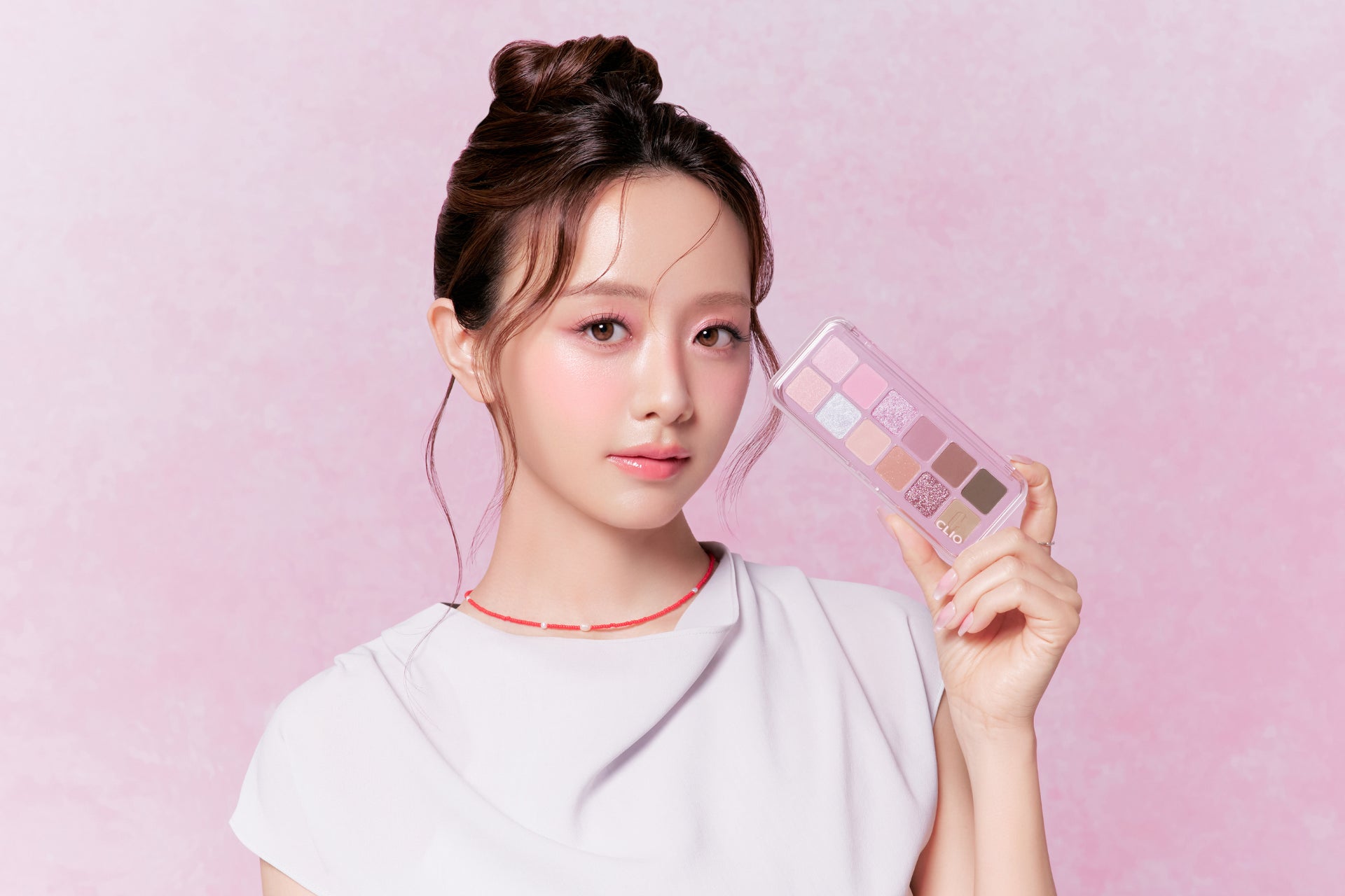 YUTA（from NCT）が、athletia＜アスレティア＞から登場する「オードパルファン」の３つの香りの情景をアクト。2025年10月17日、『VOGUE JAPAN』公式ウェブサイトにて公開